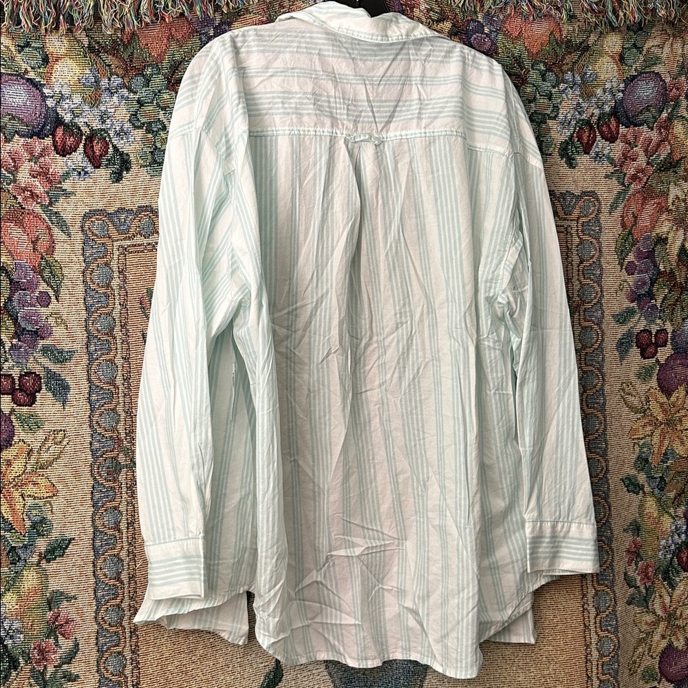 NWT old navy oversized top - Picture 3 of 4